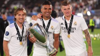 Modric, Casemiro y Kroos, con la Supercopa de Europa. (Getty)