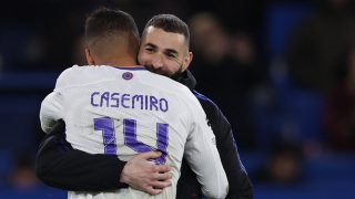Casemiro se abraza con Karim Benzema. (AFP)