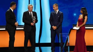 Ancelotti recibe el premio de la UEFA. (AFP)