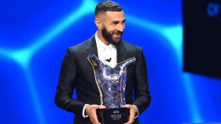 Benzema con el premio de la UEFA. (AFP)