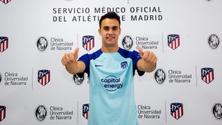 Reguilón posa como nuevo jugador del Atlético. (atleticodemadrid.com)