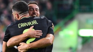 Hazard y Carvajal se abrazan tras el gol del belga en Glasgow. (AFP)