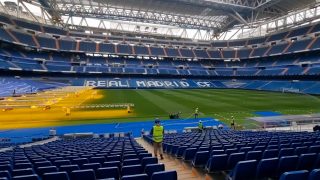 El Bernabéu, en cuidados intensivos con el césped.