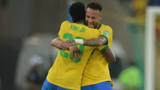 Neymar y Vinicius se abrazan en un partido con Brasil. (AFP)