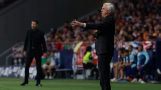 Simeone y Ancelotti durante un derbi. (AFP)