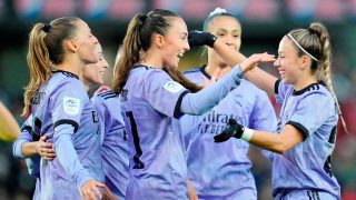 Weir y Athenea celebran uno de los goles ante el Rosenborg. (AFP)