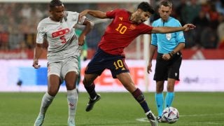 Asensio disputa un balón con Akanji en La Romareda. (EFE)