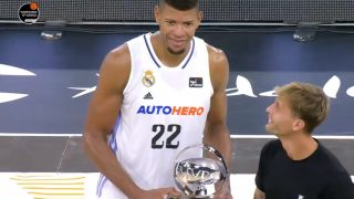 Tavares recoge el premio de MVP de manos de Sergio Canales.
