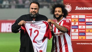 Marcelo posa con la camiseta de Olympiacos (AFP)