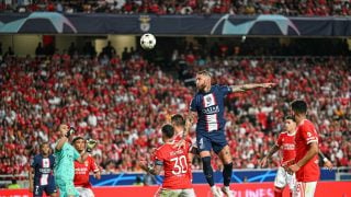 Sergio ramos cabecea una pelota en Da Luz