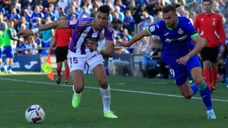 Borja Mayoral disputa un balón ante el Valladolid. (EFE)