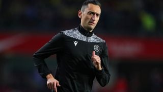 Sánchez Martínez antes de arbitrar un partido. (Getty)