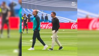 Xavi Hernández, paseando por el Bernabéu.