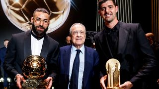 Florentino Pérez posa con Benzema y Courtois.