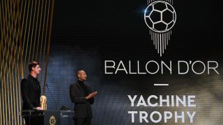 Courtois recibe el Trofeo Yashin (AFP)