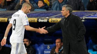 Benzema y Mourinho se saludan tras un partido (AFP)