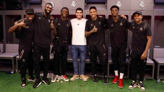 Alcaraz, con los jugadores del Real Madrid. (realmadrid.com)