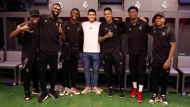 Carlos Alcaraz con el equipo del Real Madrid