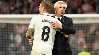 Kroos y Ancelotti, tras un partido. (AFP)