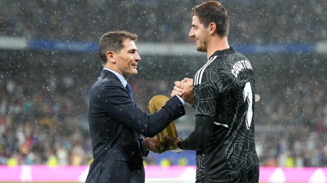 Iker Casillas le hace entrega a Courtois del Trofep Yashim