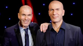 Zidane, junto a su estatua. (AFP)