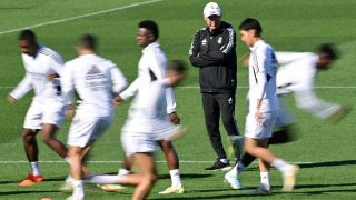 Ancelotti observa a sus jugadores en un entrenamiento del Real Madrid. (AFP)