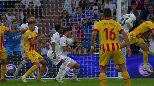 Surrealista: el VAR pitó penalti por mano de Asensio ¡tras darle en el pecho!