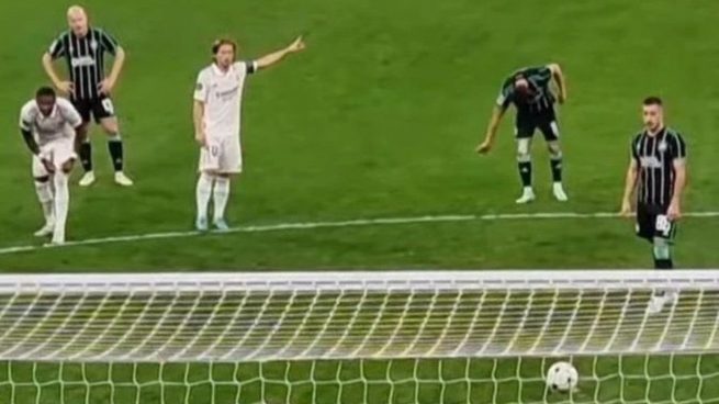Modric ayudó a Courtois a pararse el penalti contra el Celtic