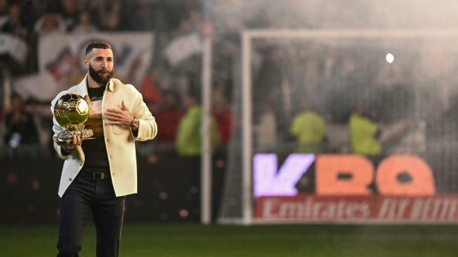 Karim Benzema muestra su Balón de Oro en Lyon