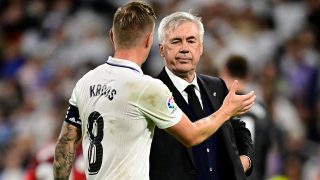 Ancelotti y Kroos se saludan tras un partido del Real Madrid (AFP)