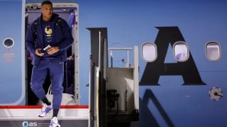 Kylian Mbappé aterriza en Qatar. (AFP)