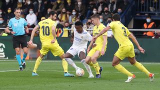 Vinicius lucha una pelota ante tres jugadores del Villarreal (AFP)