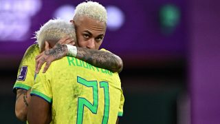 Neymar consuela a Rodrygo tras la eliminación de Brasil.