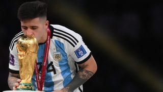 Enzo Fernández besa la Copa del Mundo. (AFP)