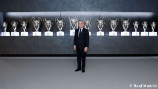 Florentino posa con las 14 Champions. (realmadrid.com)
