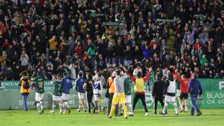 Los jugadores del Cacereño celebran la victoria contra el Girona. (EFE)