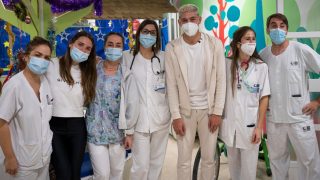 Valverde y Mina Bonino junto a los sanitarios del hospital Niño Jesús.