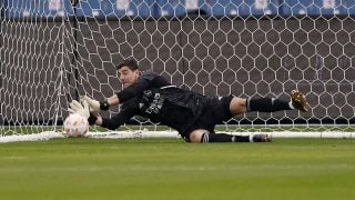 Courtois hace una parada ante el Valencia. (Realmadrid.com)