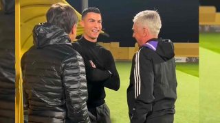 Cristiano Ronaldo habla con Carlo Ancelotti.