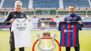 Ancelotti y Xavi posan con la Supercopa de España. (RFEF)