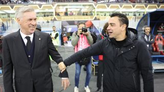 Xavi saluda a Ancelotti antes de la final. (AFP)