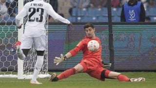 Courtois detiene una pelota frente al Barcelona