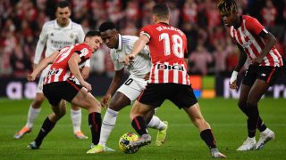 Vinicius intenta zafarse de varios jugadores del Athletic de Bilbao. (AFP)