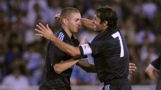 Benzema y Raúl durante su época juntos en el Real Madrid. (AFP)