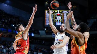 Llull en el último Real Madrid – Valencia Basket. (ACB photo))