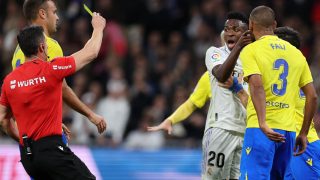 Soto Grado amonesta a Vinicius en un partido contra el Cádiz. (AFP)
