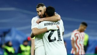 Karim Benzema celebra un gol con Rodrygo. (EFE)