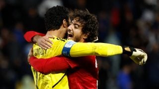 Jugadores del Al-Ahly se abrazan. (AFP)