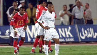 Roberto Carlos, tras ver como el Al Ahly celebraba un gol. (AFP)