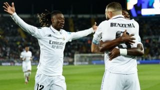 Benzema y Vinicius se abrazan en la final del Mundial. (AFP)